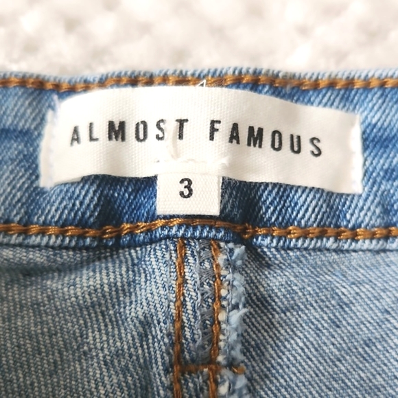 ALMOST FAMOUS HIGH RISE MOM SHORTS SIZE JRS 3 DISTRESSED MEDIUM WASHED NWT - Picture 8 of 14